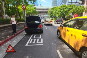 酷熱天氣汽車突拋錨 中正一警即時援助迅速排除 6 MEITU 20260608 092857213
