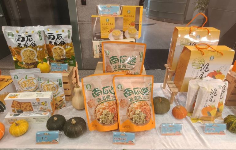 淡水南瓜季開跑 侯友宜邀民眾品味當季好滋味 8 《圖說》淡水區農會從103年起積極投入研發,至今共推出總共13款南瓜系列商品,穩居全國推出最多南瓜商品的農會。〈農業局提供〉
