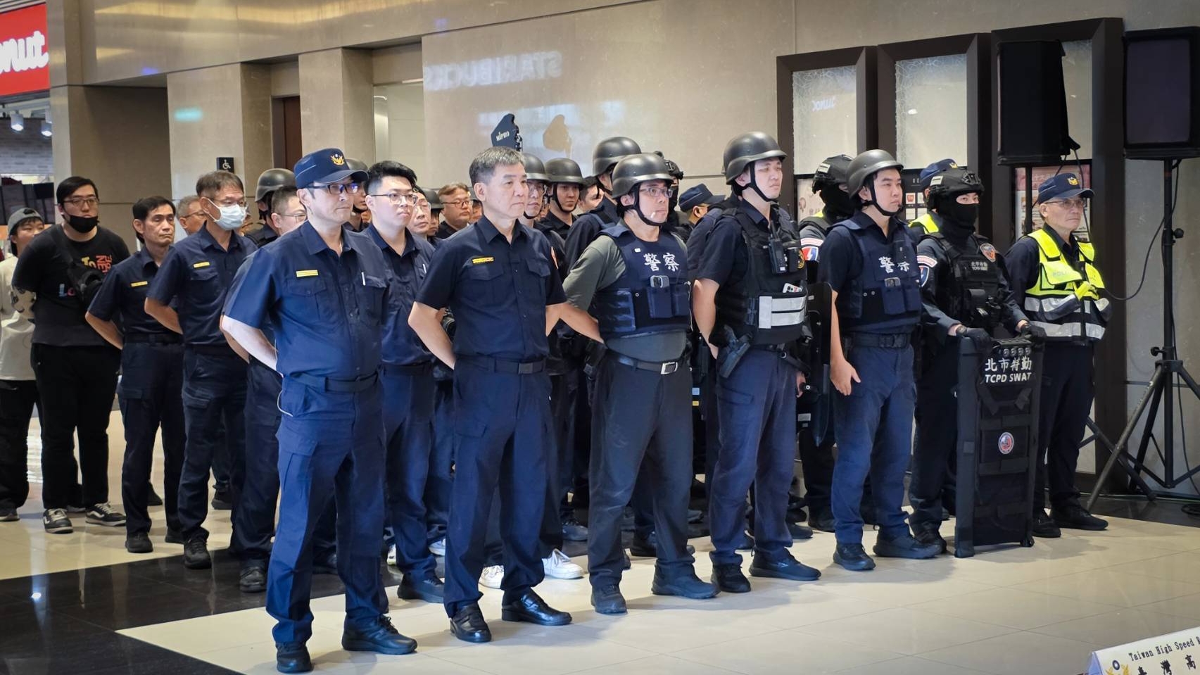 隨機攻擊挾持人質太逼真  北市警偕多機關聯手反恐演練