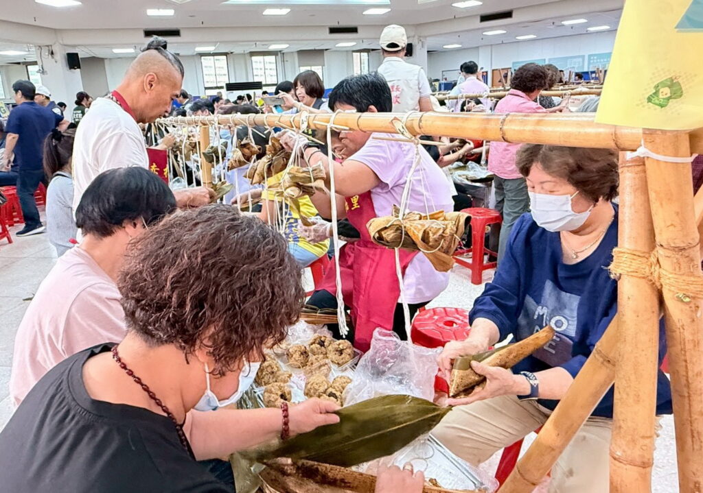 愛心粽香傳板橋 百名里長包粽關懷近千戶弱家和獨老 49 0610004