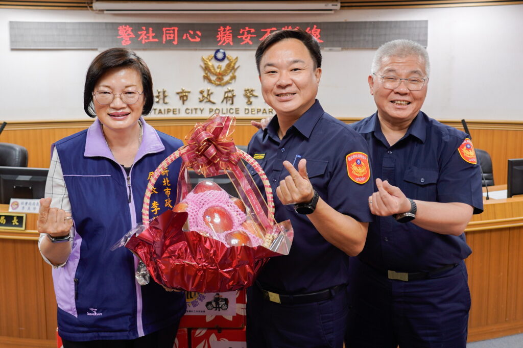 警察節前夕 新北社會局致贈蘋果表謝意 警社攜手守護市民共築更完善的社安網 39 0610008