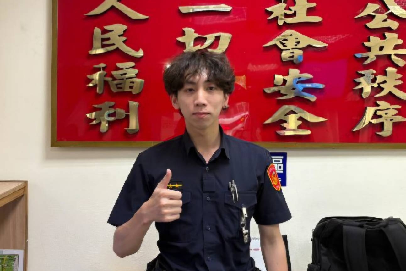 關懷備至  大同暖警攙扶不適老翁返所休息