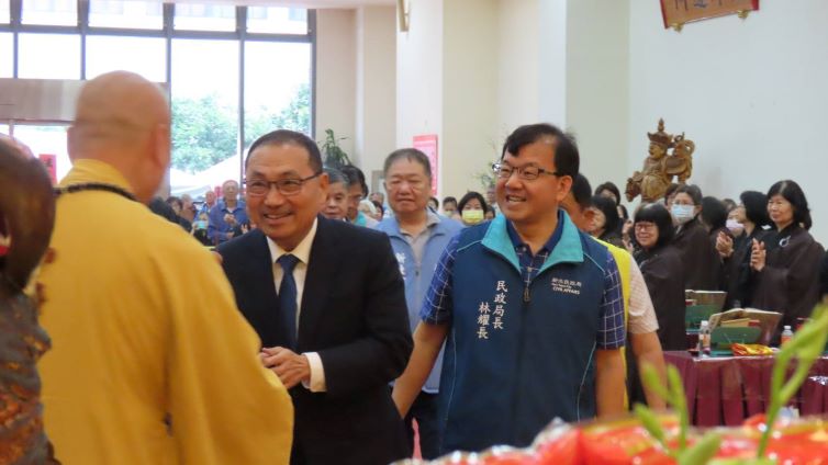 淡水河灑淨法會登場 侯友宜、蔣根煌祈福護國安民 9 《圖說》市長侯友宜向法師致意。〈民政局提供〉
