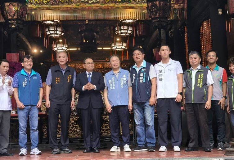 淡水河灑淨法會登場 侯友宜、蔣根煌祈福護國安民 10 《圖說》市長侯友宜、議長蔣根煌與地方人士合影。〈民政局提供〉