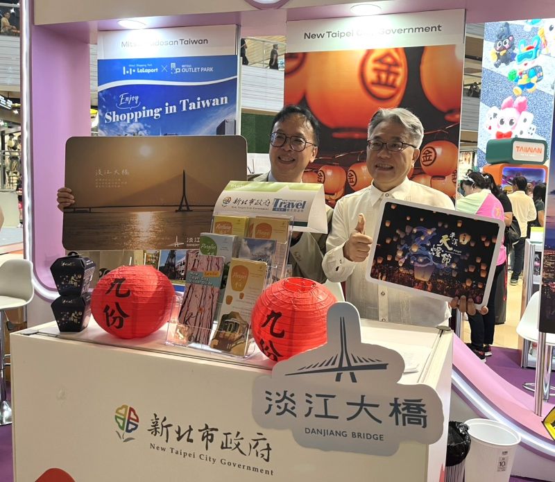 搶攻東南亞市場 新北赴馬尼拉、宿霧拓展國際觀光 7 《圖說》駐菲律賓代表處楊登仕公使蒞臨新北展區參訪與楊宗珉局長合影。〈觀旅局提供〉