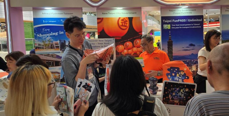 搶攻東南亞市場 新北赴馬尼拉、宿霧拓展國際觀光 8 《圖說》菲律賓民眾至新北市政府觀光旅遊局展區民眾熱絡詢問旅遊資訊及集章活動領取贈品。〈觀旅局提供〉
