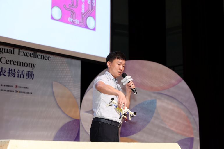 從操作無人機到學專業英文 新北雙語榮耀表揚展現學用合一成果 5 《圖說》新北高工電機科林健仁老師示範無人機雙語課程。〈教育局提供〉