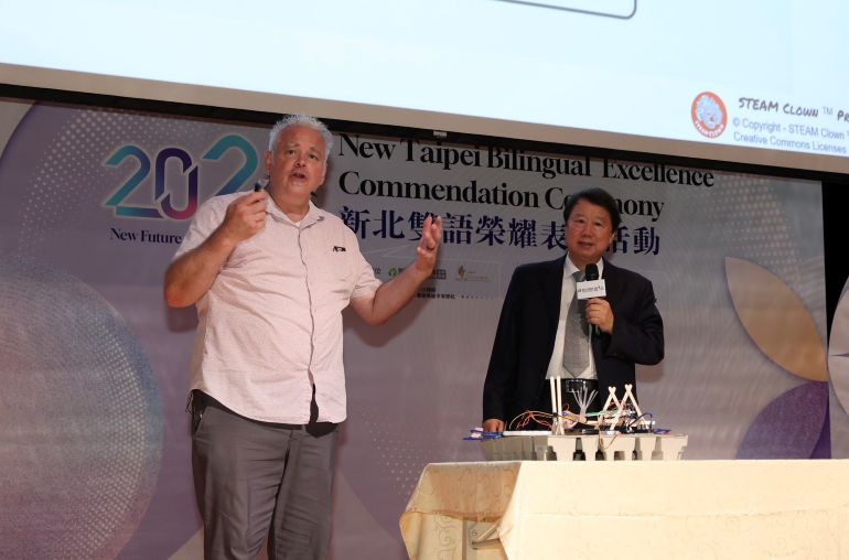 從操作無人機到學專業英文 新北雙語榮耀表揚展現學用合一成果 6 《圖說》矽谷技職教育中心資深科技教師Jim Burnham現場示範科技課程。〈教育局提供〉
