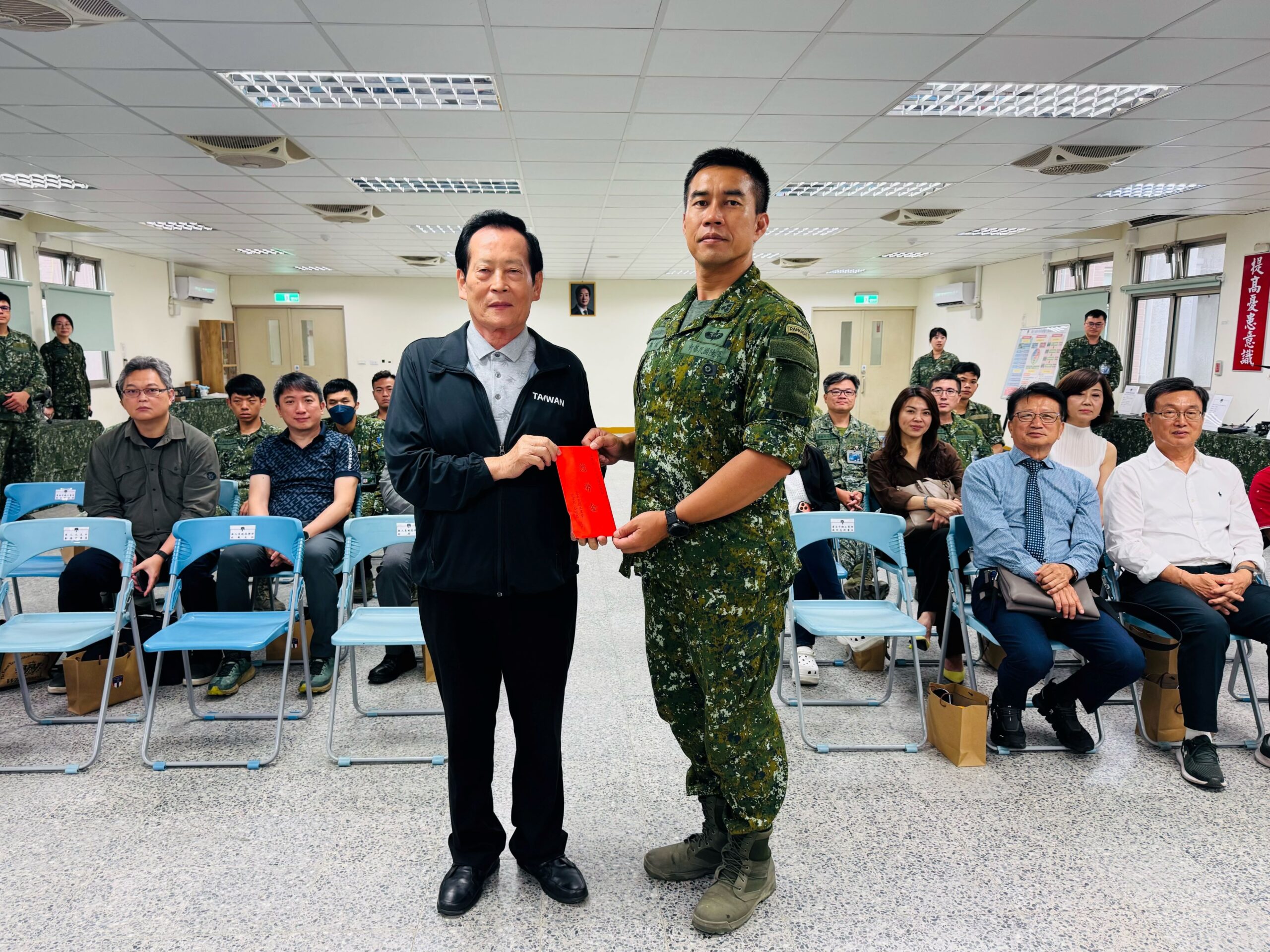 端午佳節前夕送關懷 臺南市總工業會慰勞戰備官兵 38 1 %E8%94%A1%E6%98%8E%E5%BF%A0%E7%90%86%E4%BA%8B%E9%95%B7%E8%87%B4%E8%B4%88%E6%85%B0%E5%8B%9E%E9%87%91 %E9%87%91%E6%8C%87%E6%8F%AE%E5%AE%98 0 scaled