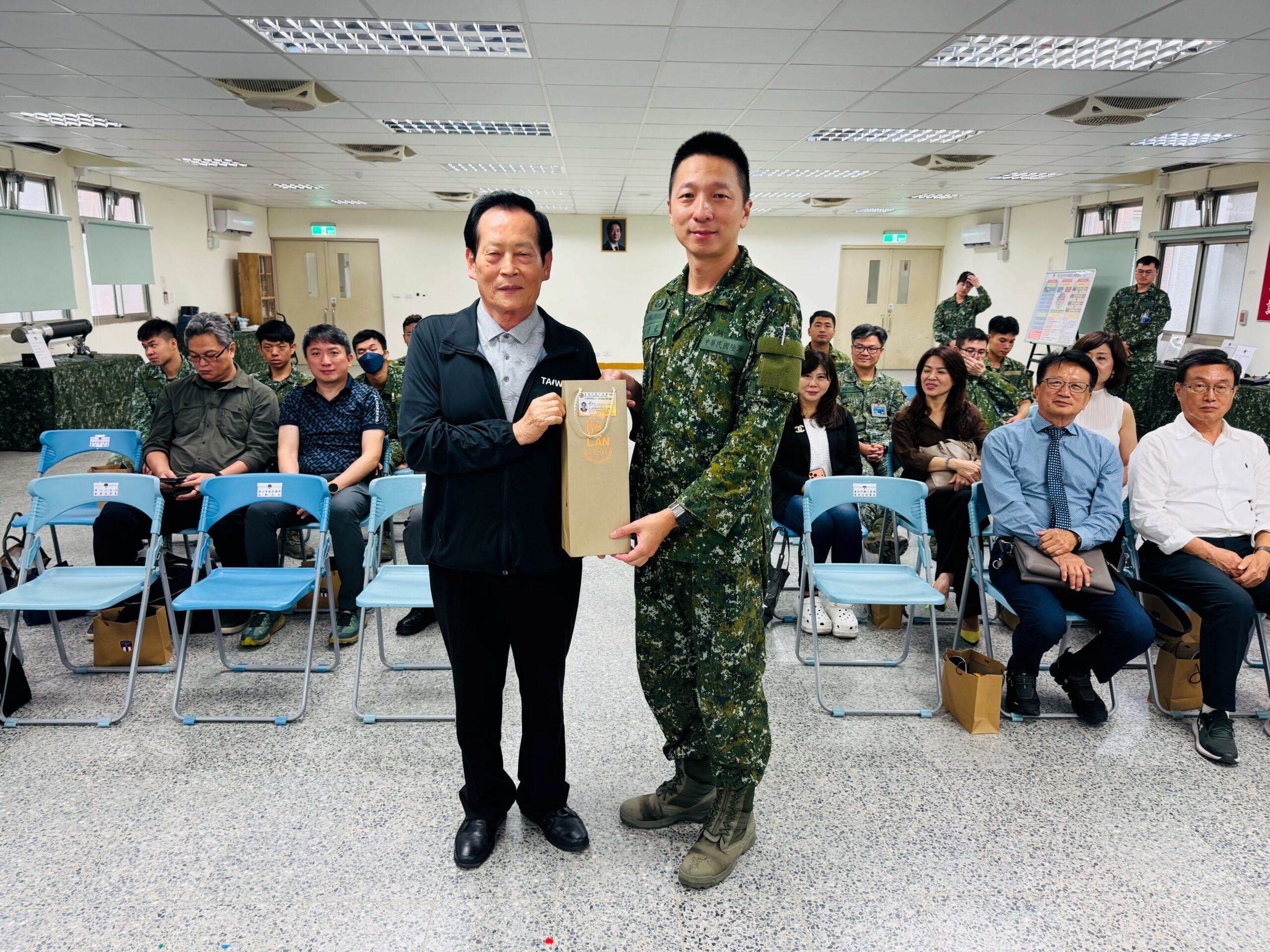 端午佳節前夕送關懷 臺南市總工業會慰勞戰備官兵 39 5 %E8%94%A1%E6%98%8E%E5%BF%A0%E7%90%86%E4%BA%8B%E9%95%B7%E8%87%B4%E8%B4%88%E7%B4%80%E5%BF%B5%E5%93%81 %E6%94%BF%E6%88%B0%E4%B8%BB%E4%BB%BB%E5%8F%A4%E4%B8%8A%E6%A0%A1 0 scaled