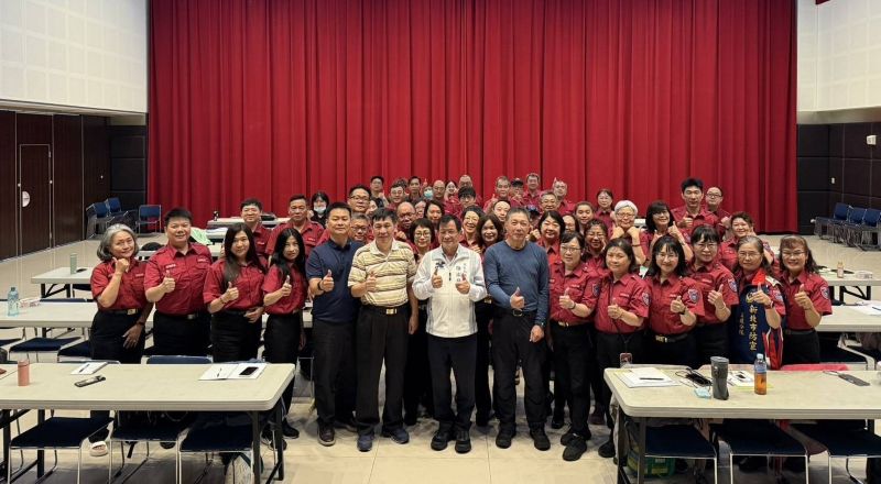 培育義消領導人才 新北81名幹部齊聚精進防救災能量 23 《圖說》115年義消初級幹部訓練-陳崇岳局長與參訓學員合影。〈消防局提供〉