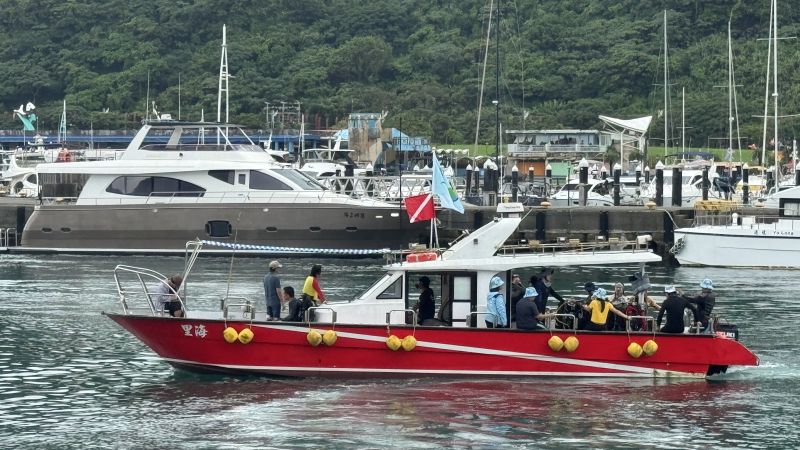 潛入湛藍守護海洋 新北攜手潛海戰將淨海減塑 6 《圖說》新北愛海潛水隊出發執行淨海任務。〈環保局提供〉