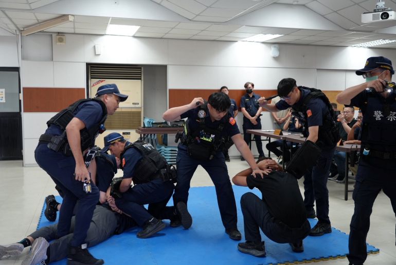 大拜拜遶境登場 新莊500警全面戒備暴力零容忍 8 《圖說》違法行為情境模擬操演。〈新莊分局提供〉