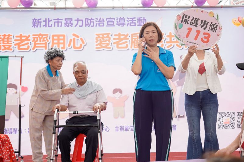 護老反暴齊步走 新北攜手紳士協會踩街號召關注老人防暴 24 《圖說》紳士協會新店分會演出老人保護行動劇,號召社區發揮守望相助力量。〈社會局提供〉