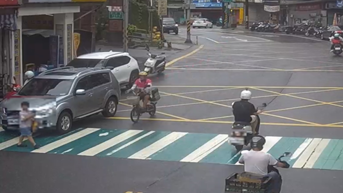 斑馬線上違停害人害己  警方追究違停車主責任