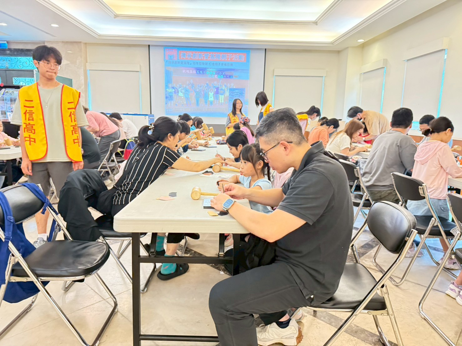 二信高中圖書館資源共享舉辦鞋作體驗親子共學活動 3 LINE ALBUM 1150614%E4%BA%8C%E4%BF%A1%E9%AB%98%E4%B8%AD%E8%A6%AA%E5%AD%90%E9%9E%8B%E4%BD%9C 260614 3