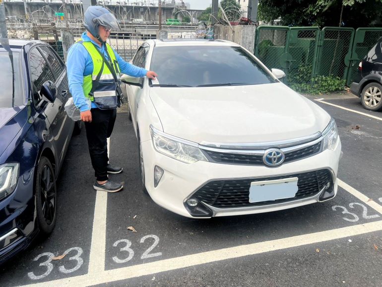 端午連假新北路邊平日停車格免收費 觀光商圈維持假日收費 4 《圖說》汽車格開單。〈交通局提供〉
