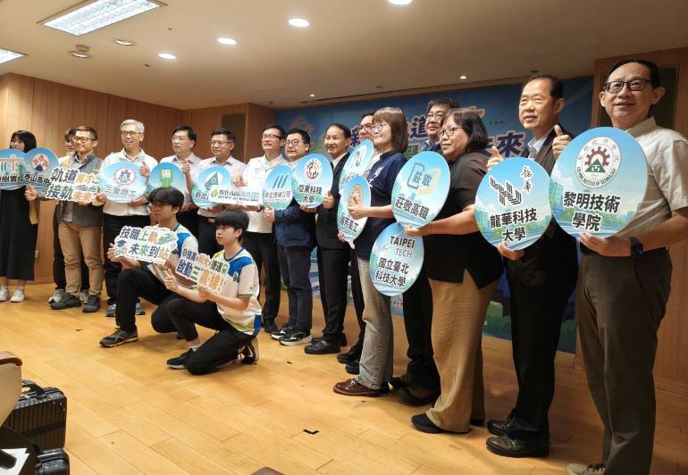 《圖說》新北軌道人才培育產學合作策略聯盟，讓學生在學期間即可接觸軌道運輸產業現場，提早累積經驗，也為新北培養更多專業技術人才。〈記者葉柏成攝〉