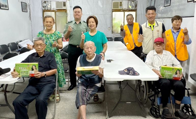 慰訪土城退舍榮民長輩 新北榮服處攜手各界傳遞端節溫情 12 《圖說》新北市榮民服務處陳立中處長(後排右2)偕同新北市後備指揮部陳彥均上尉(後排左2)、榮欣志工前往「土城居安一莊」致贈榮民長輩端節禮盒。〈新北榮服處提供〉