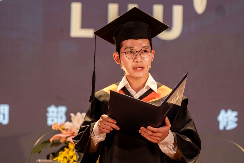 展翅高飛 葛自祥勉〈三無〉終身學習迎接AI時代 23 《圖說》僑生代表、電子工程系陳錦海同學於畢業典禮中分享在台求學的成長歷程,感謝師長一路以來的關懷與支持。〈龍華科大提供〉