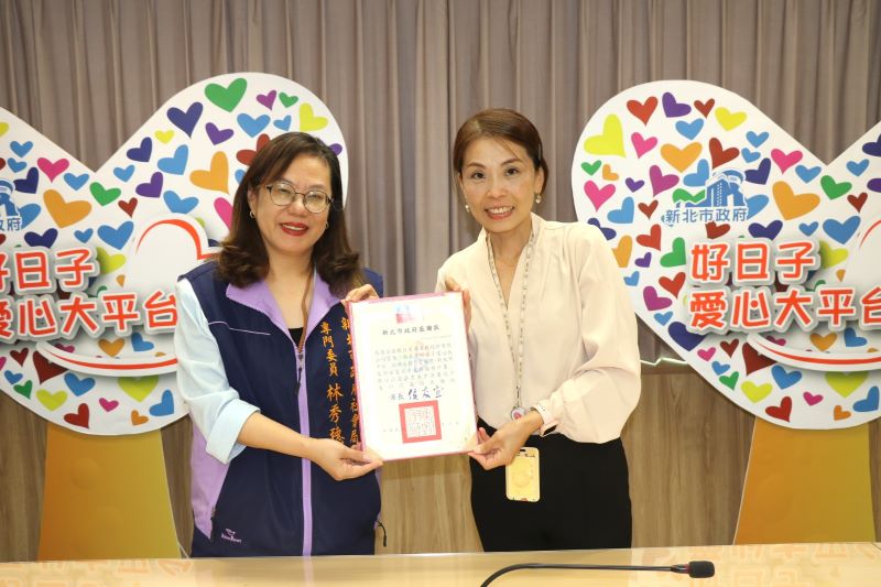 熟悉的家最安心 新北推親屬安置愛在家族間延續 14 《圖說》社會局專委林秀穗(左)代表社會局回贈感謝狀,感謝全國數位有限電視響應「愛無限—兒少安置計畫」,由行政處主任陳秋燕(右)代表受贈。〈社會局提供〉