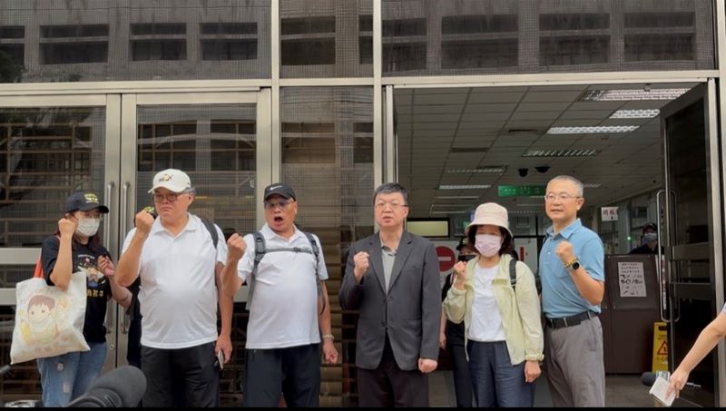 《圖說》土城分局同仁陪同家屬前往台灣高等法院參與案件二審庭訊，以實際行動展現警察團隊對家屬的支持與關懷。〈土城分局提供〉