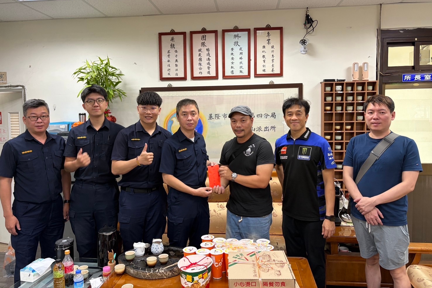 警察節送暖打氣  警友站慰勉員警辛勞付出