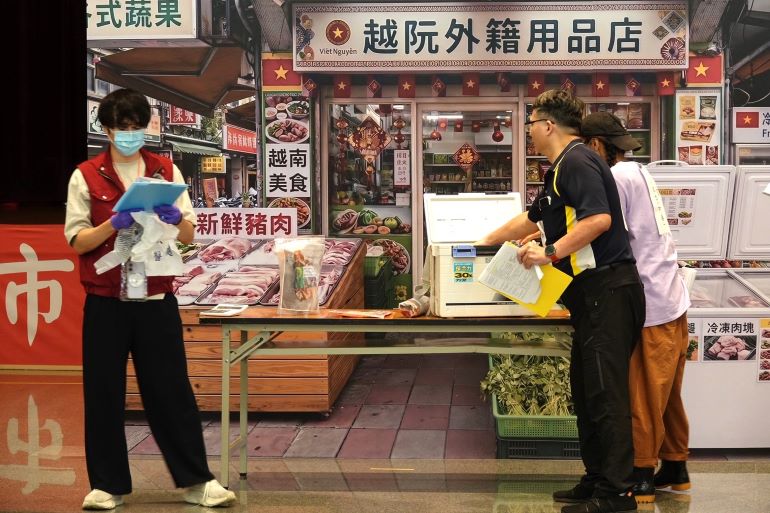 端午防疫不鬆懈 新北重大豬病兵推建構跨局處防護網 26 《圖說》新北市災害應變中心跨局處查核店家販售不明來源或無屠宰合格章之肉製品。〈動保處提供〉
