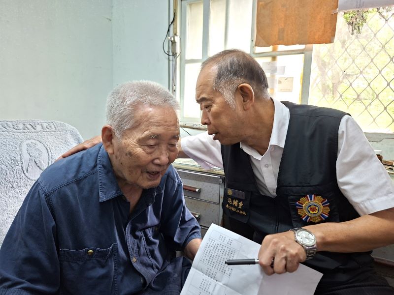 端節前關懷高齡榮民 北市榮服處推廣智慧照護守護健康 14 《圖說》徐木生訪視高齡榮民長輩說明「安心御老平台」及「遠距居家照顧系統」功能。〈臺北市榮服處提供〉