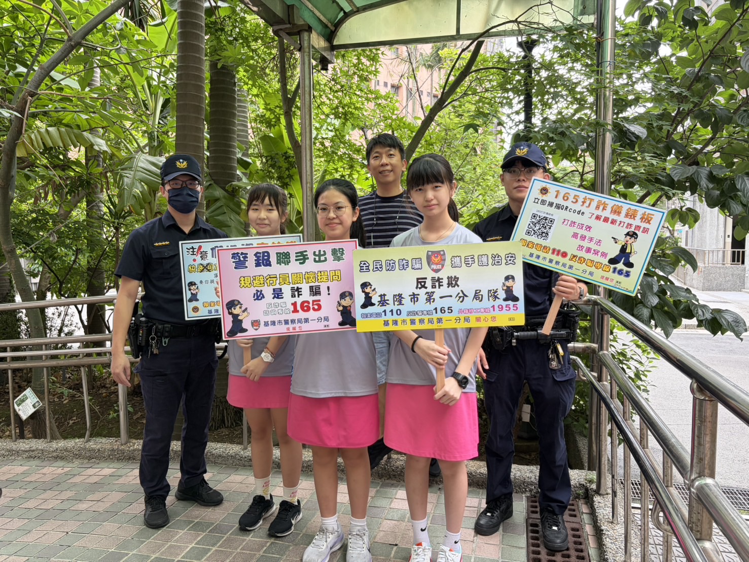 仁愛信義小學鳳凰花開迎畢業  基一警宣導祝福學子快樂啟航
