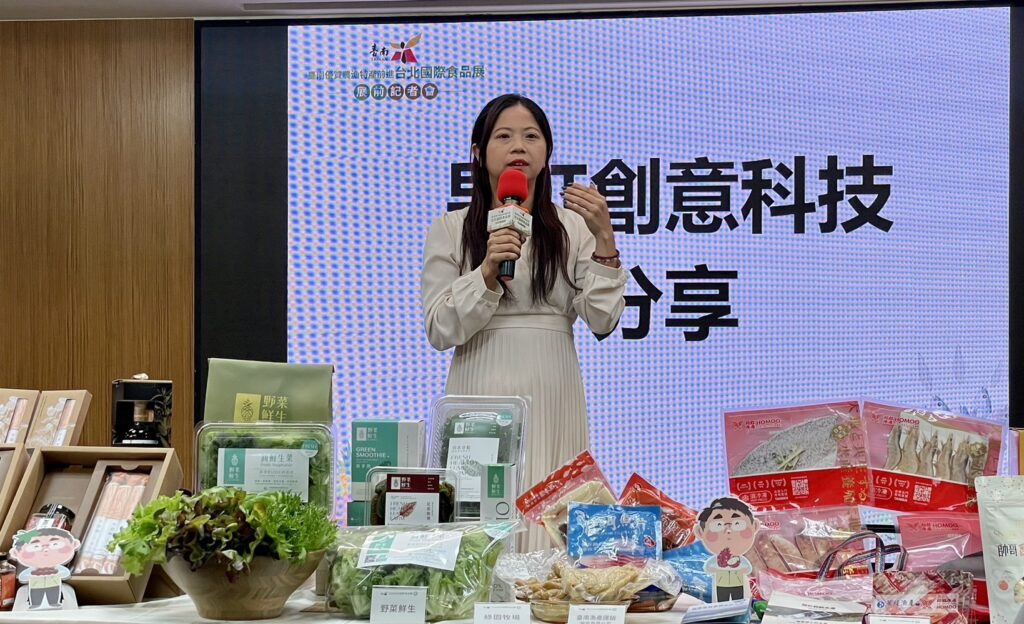 黃偉哲率優質業者進軍2026台北國際食品展 臺南果物、臺南海味齊聚亮相 展現臺南農漁實力 11 %E5%9C%96%E4%BA%94 %E5%8F%B0%E5%8D%97%E9%9D%92%E6%9D%8E%E4%BD%A9%E5%A8%9F%E5%9F%B7%E8%A1%8C%E9%95%B7%E8%87%B4%E8%A9%9E%E3%80%82 0