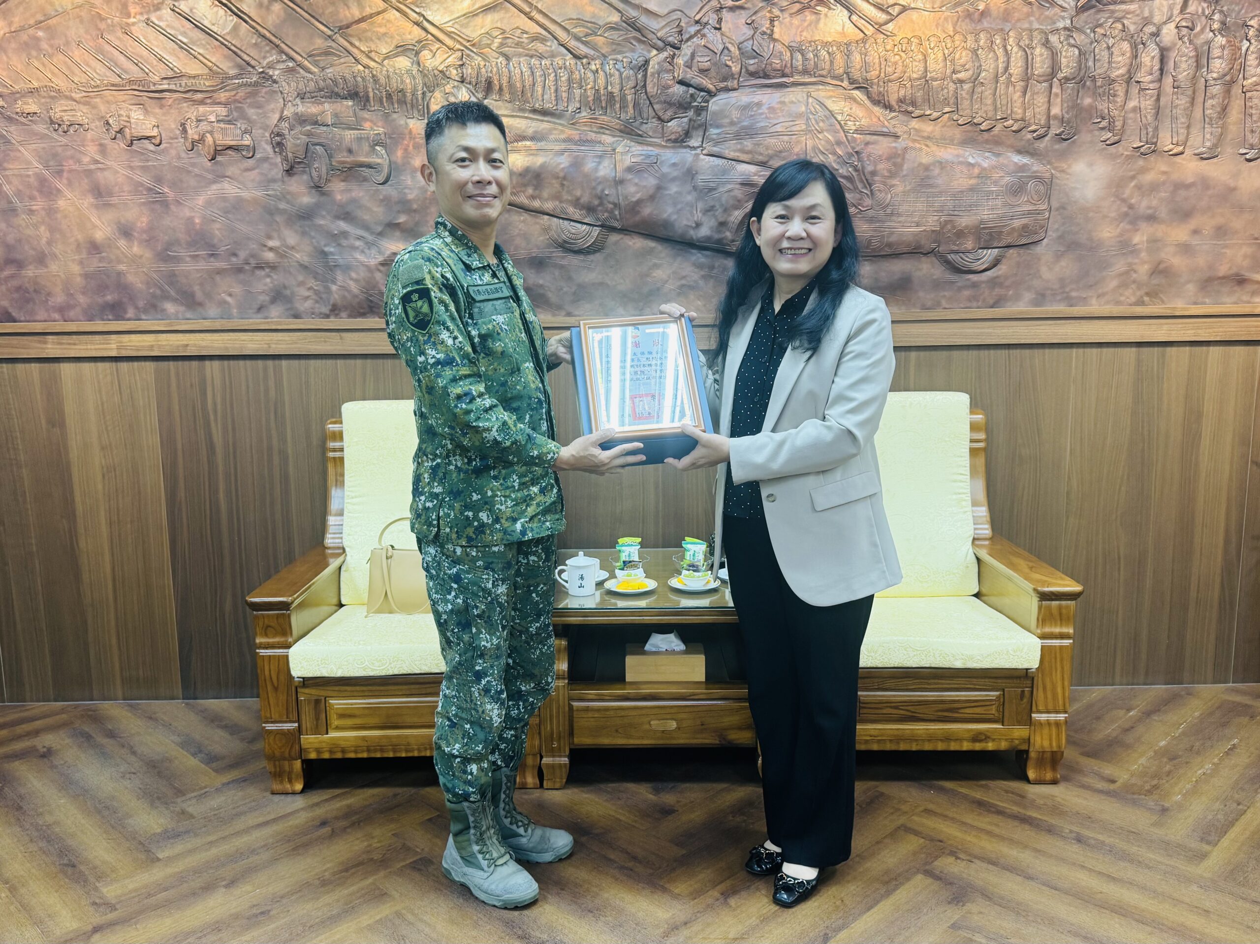 軍友保險公司端節前夕 敬軍慰勞台南陸軍部隊 47 2 %E5%9B%9E%E8%B4%88%E7%B4%80%E5%BF%B5%E5%93%81 0 scaled