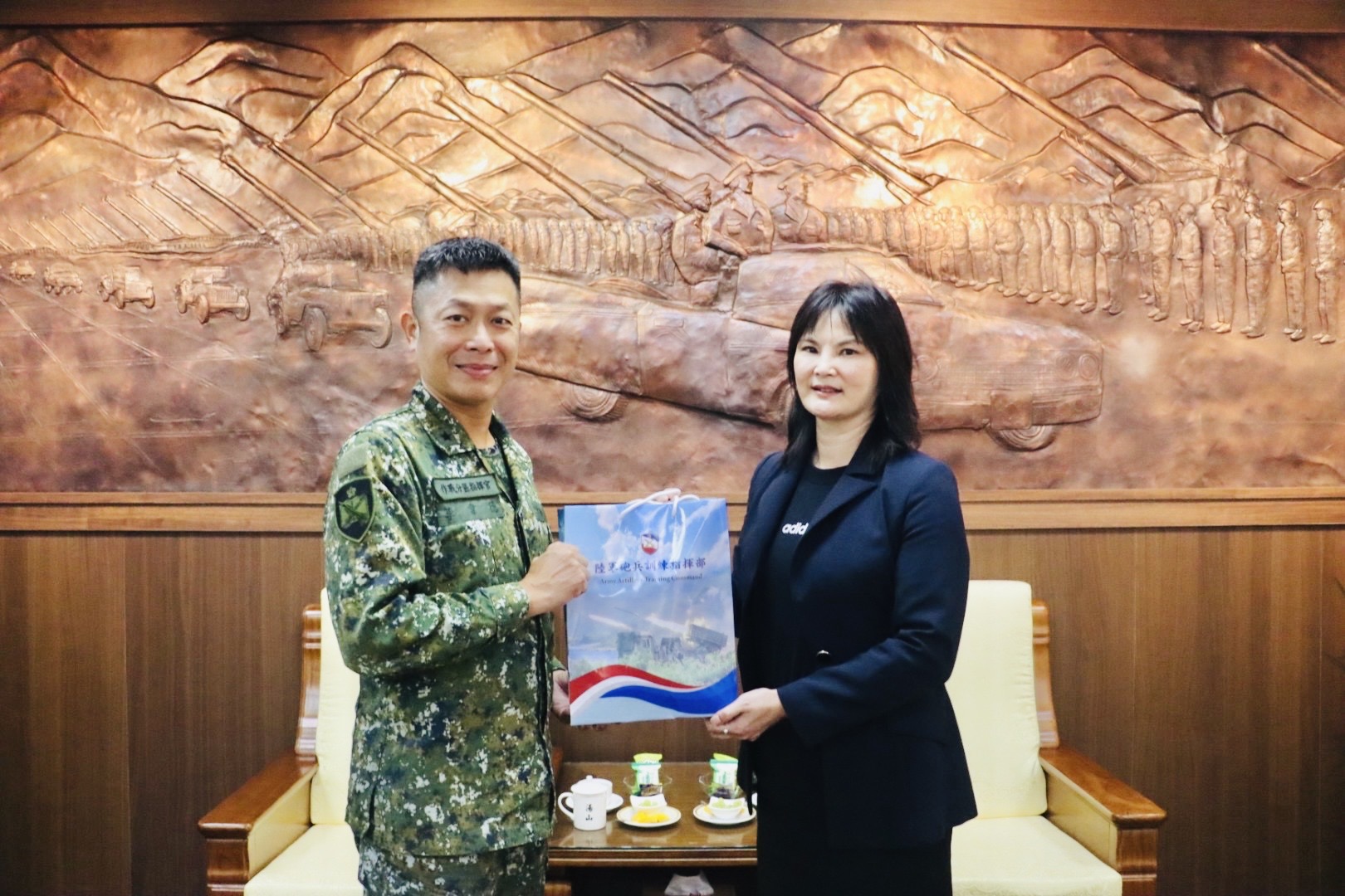 軍友保險公司端節前夕 敬軍慰勞台南陸軍部隊 48 3 %E5%9B%9E%E8%B4%88%E7%B4%80%E5%BF%B5%E5%93%81 0
