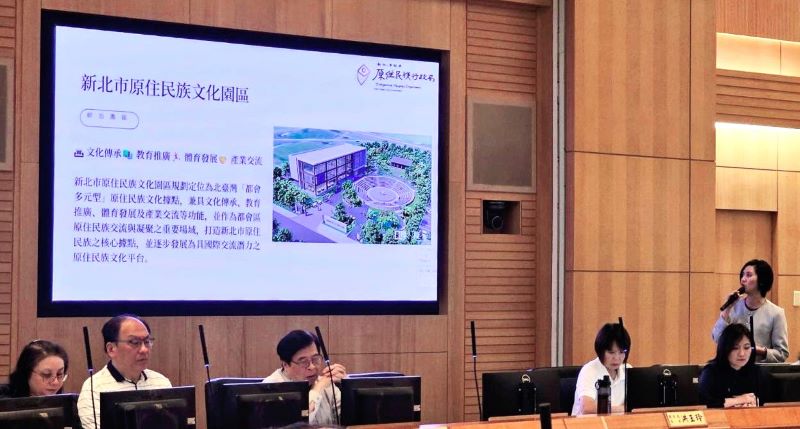 讓文化在城市生根發芽 新北打造全民原教新里程碑 15 《圖說》原民局長Siku Yaway林瑋茜(右)說明,原民局目前正積極規畫打造新北市原住民族文化園區成為北台灣最大的原住民族文化據點。〈原民局提供〉