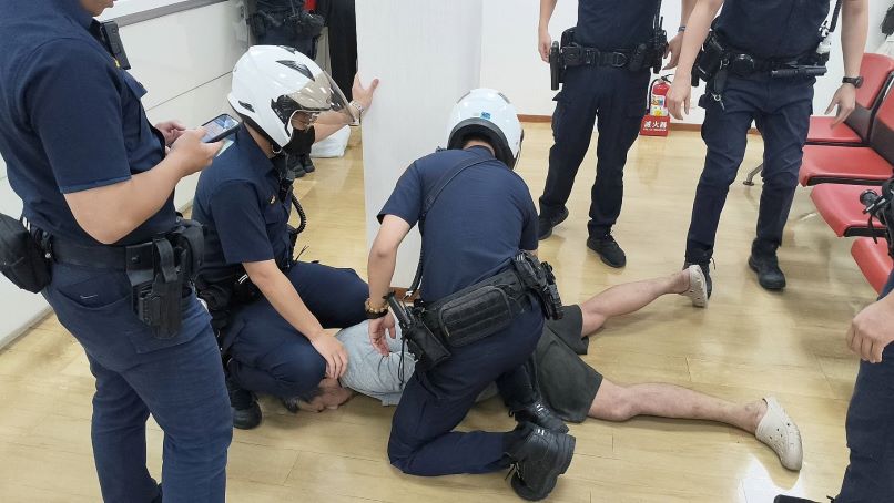 離譜搶案！   失業男持剪刀闖銀行搶   得手竟留現場點鈔
