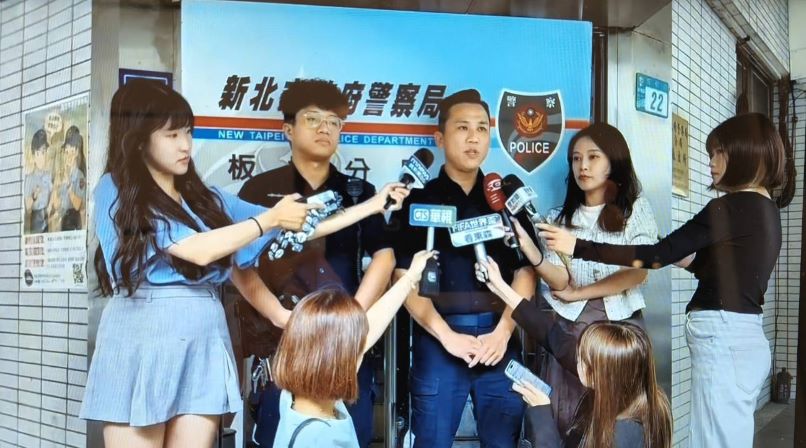離譜搶案! 失業男持剪刀闖銀行搶 得手竟留現場點鈔 12 《圖說》轄區所長陳協村及員警蔡元翔〈左〉說明案由。〈板橋分局提供〉