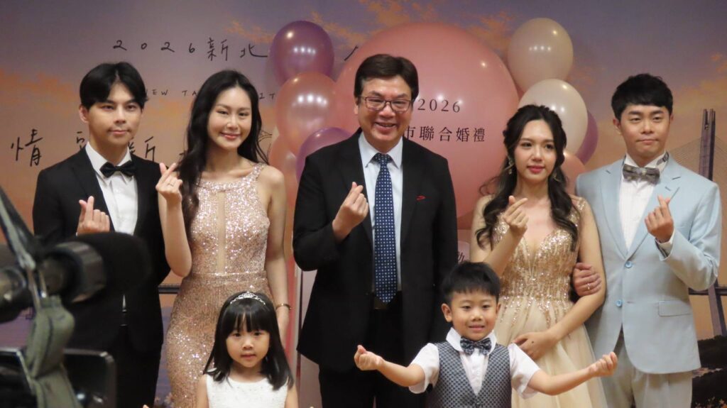 新北聯合婚禮報名開跑 情定新北永結同心 10 %E5%8A%89%E5%89%AF%E5%B8%82%E9%95%B7%E5%92%8C%E7%84%B6%E9%BC%93%E5%8B%B5%E6%96%B0%E4%BA%BA%E5%A0%B1%E5%90%8D%E5%8F%83%E5%8A%A0%E6%96%B0%E5%8C%97%E5%B8%82%E8%81%AF%E5%90%88%E5%A9%9A%E7%A6%AE%EF%BC%8C%E8%AE%93%E6%96%B0%E5%8C%97%E5%B8%82%E6%88%90%E7%82%BA%E5%B9%B8%E7%A6%8F%E8%B5%B7%E9%BB%9E%EF%BC%8C%E6%88%90%E5%AE%B6%E7%9A%84%E5%A0%85%E5%BC%B7%E5%BE%8C%E7%9B%BE