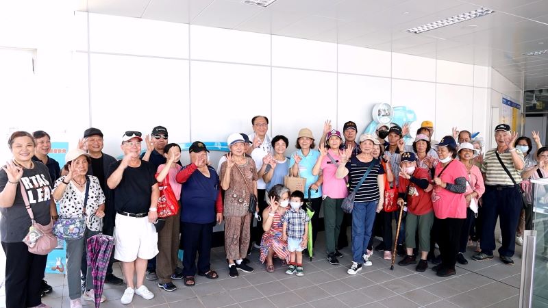 共賞公共藝術 三鶯線里民走進會呼吸的捷運車站 6 《圖說》沿線里民走進車站,不僅看見嶄新的捷運建設,也提前感受到城市美學與文化溫度。〈捷運局提供〉