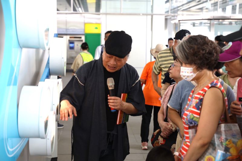 共賞公共藝術 三鶯線里民走進會呼吸的捷運車站 7 《圖說》三鶯線公共藝術現地導覽活動,參與者感覺格外新鮮,也對未來通車更加期待。〈捷運局提供〉