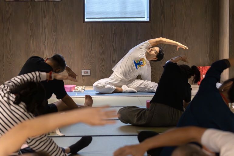 響應國際瑜伽日 宗博館打造沉浸式印度瑜伽文化體驗 12 《圖說》印度正統資深瑜伽老師示範及專業引導體位練習。〈宗博館提供〉