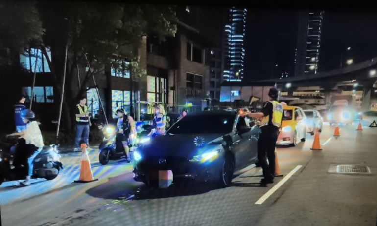 全台同步掃蕩毒駕 警政署長新北誓師封城攔查 11 《圖說》新北警執行取締毒駕路檢勤務二。〈警察局提供〉