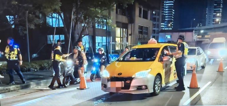全台同步掃蕩毒駕 警政署長新北誓師封城攔查 12 《圖說》新北警執行取締毒駕路檢勤務三。〈警察局提供〉