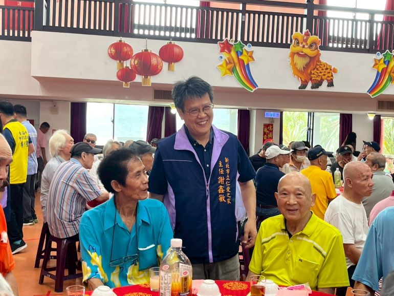 新北仁家慶端午吹龍舟 81歲阿公笑稱年輕20歲! 12 《圖說》仁家主任謝鑫敏(中)表示端午節是重要的傳統節日,院方特別規劃一連串「端午節系列」活動。〈社會局提供〉