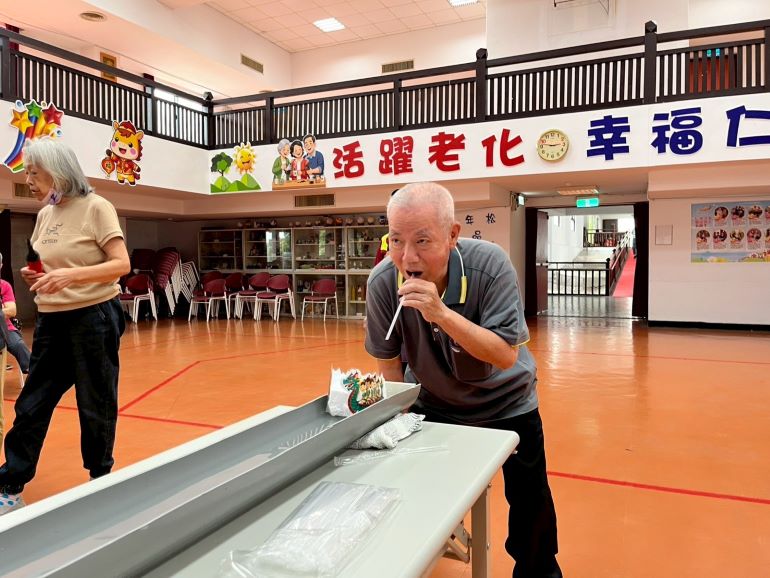 新北仁家慶端午吹龍舟 81歲阿公笑稱年輕20歲! 13 《圖說》活動邀請養護區住民一同參加水上吹龍舟競賽。〈社會局提供〉