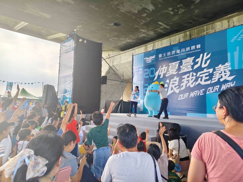 端午看龍舟也能學節電 台電「電寶」與民趣味問答 5 《圖說》台電副總經理陳銘樹今日與可愛的節電吉祥物「電寶」也來到大會主舞台共襄盛舉,與現場民眾進行趣味節電問答。〈台電提供〉