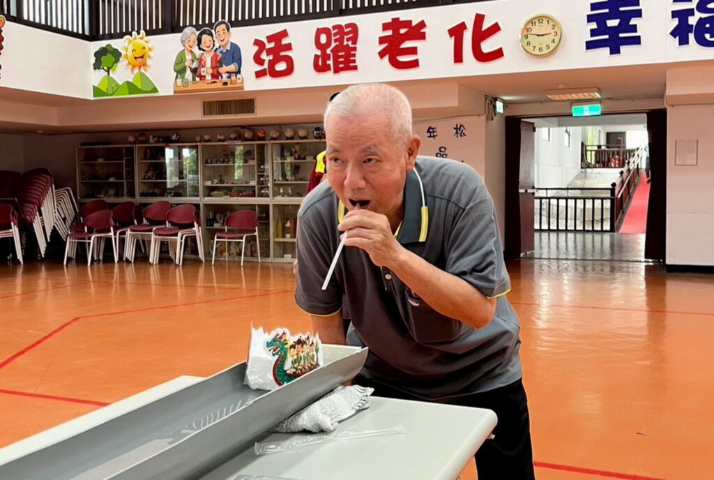 新北仁家「吹」水上龍舟、製香包慶端午 81歲長者笑稱:感覺年輕20歲 5 S 221249548
