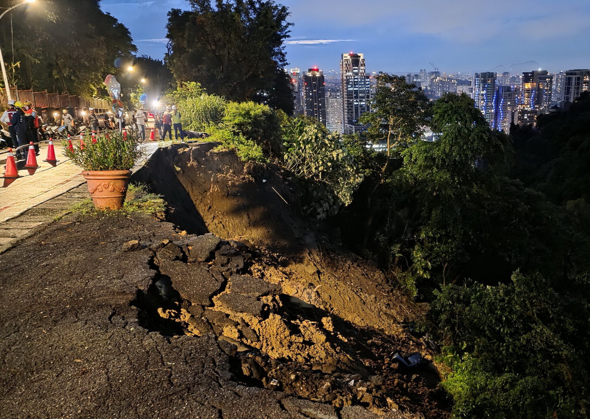 豪雨造成新店涵煙翠社區前邊坡崩落　新北市府啟動應變連夜搶修　受損道路及邊坡土地為社區所有，後續由建設公司接手處理　
