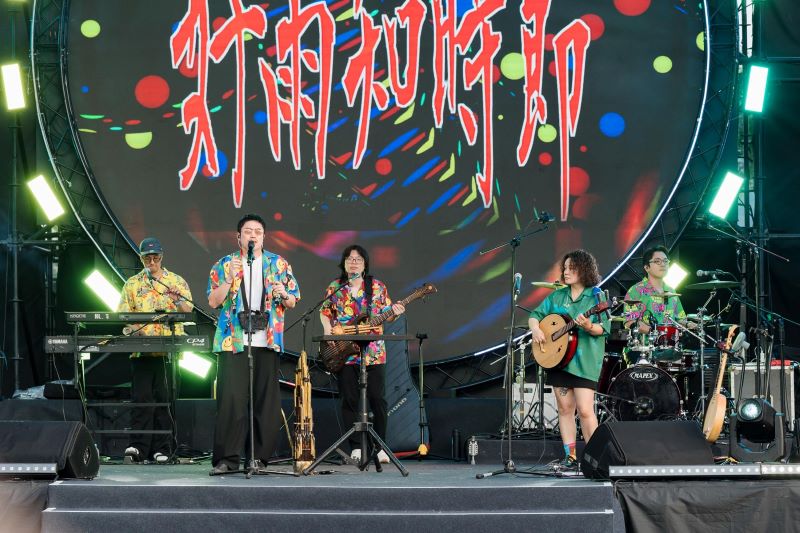 從歐風市集到金曲卡司開唱 新北美術館夏至週末熱鬧不斷 7 《圖說》A_Root同根生於2026新北夏至音樂節演出,以融合傳統元素與當代聲響的獨特風格,為活動揭開序幕。〈文化局提供〉