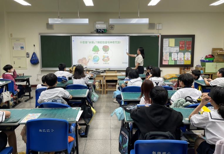 新北水保教育進校園寓教於樂 首站前進板橋國小 16 《圖說》課程開始透過土石流大規模崩塌影片開場,帶領學生認識山坡地保育及防災減災的知識。〈農業局提供〉