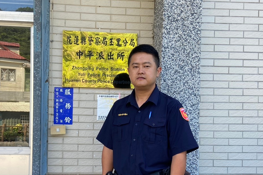 居民驚見毒蛇急報警  玉里警迅速排除危機